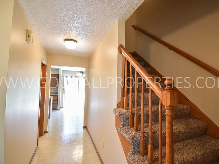 1104 Prairie View Dr — Photo 4