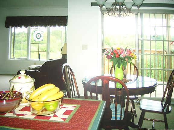 Breakfast bar & dining area