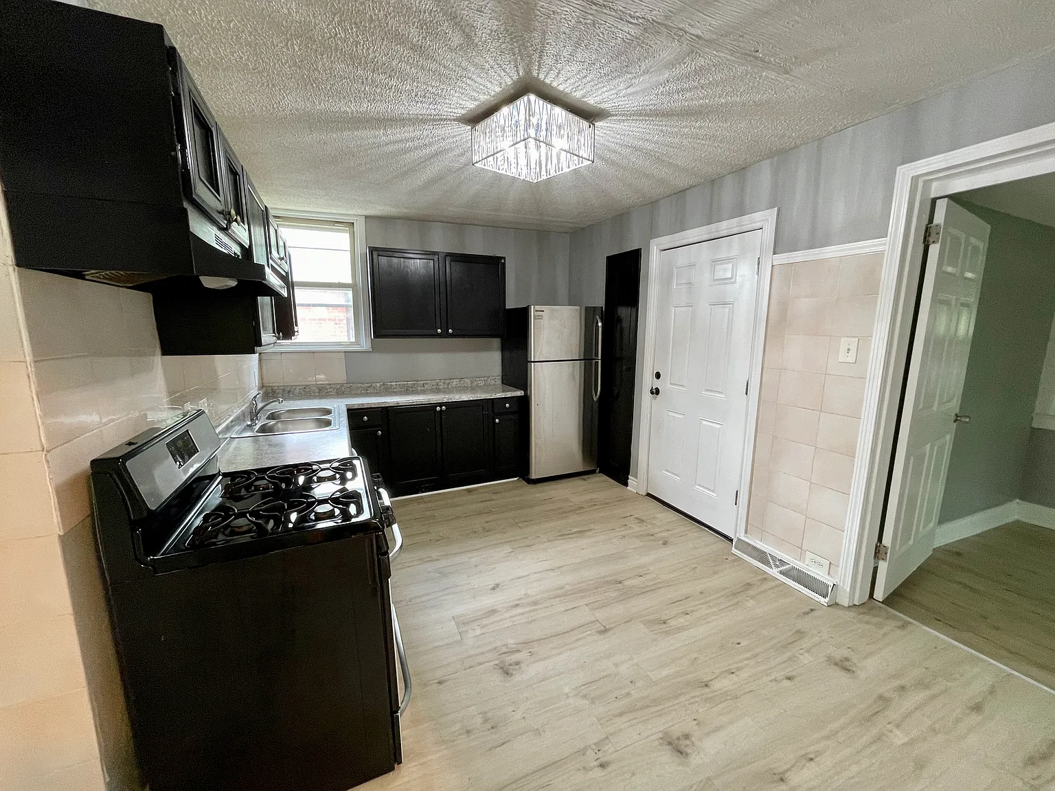 3 bed, 1.5 bath, 1400 sqft, $2,100 — Photo 4