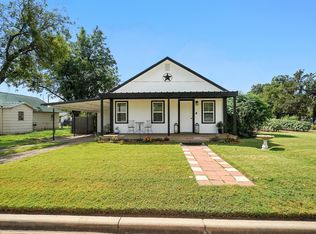420 W D St, Munday, TX 76371