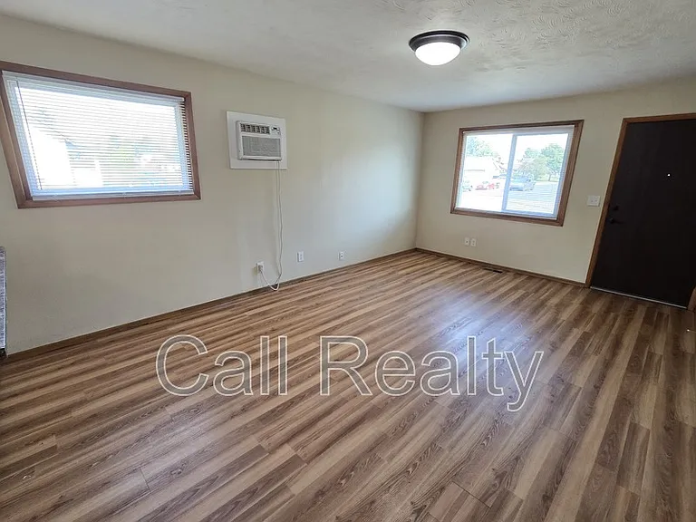 5227 N Crestline St — Photo 1