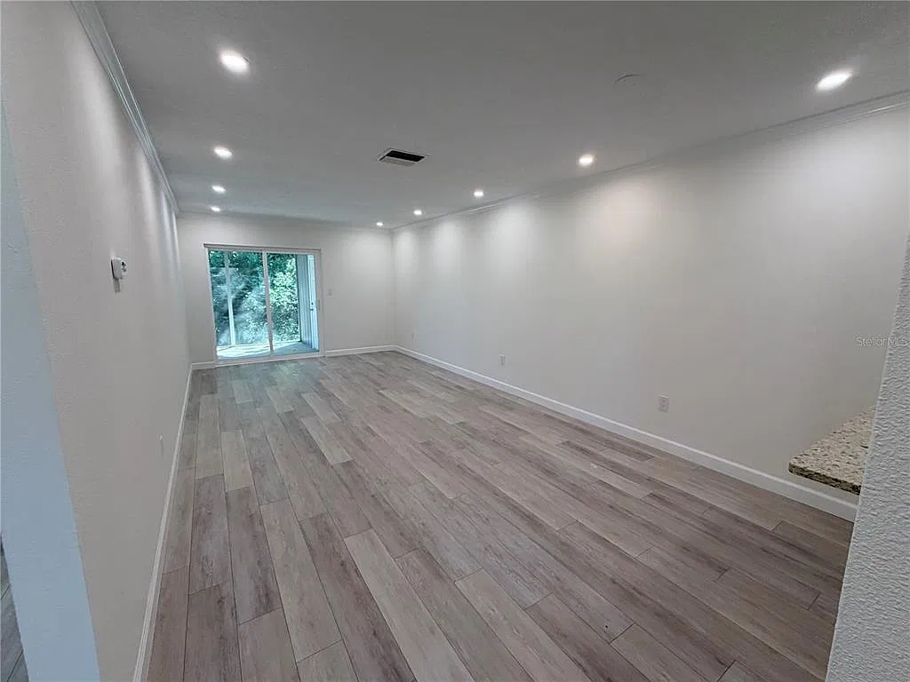 2 bed, 1.0 bath, 865 sqft, $1,600 — Photo 3