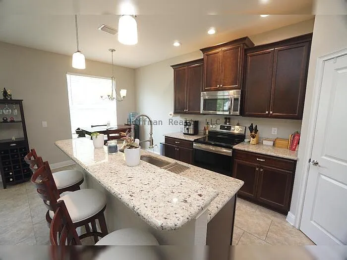 4 bed, 2.5 bath, 2378 sqft, $4,250 — Photo 4