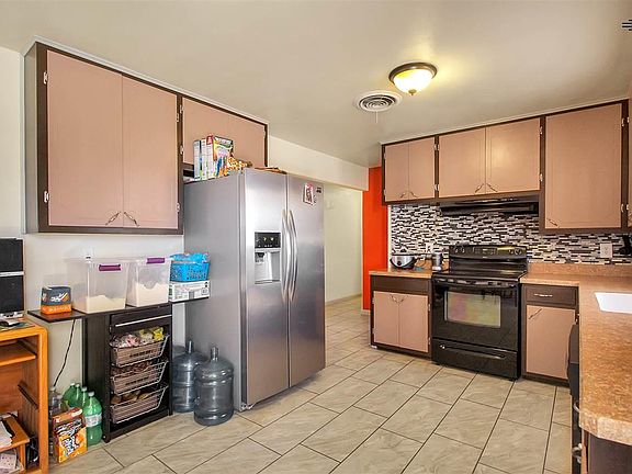 5th image of 2901 N Vista Dr