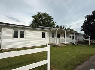 611 S Maple St, Lewistown, IL 61542
