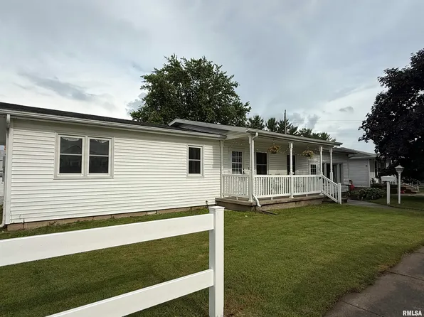 611 S Maple St, Lewistown, IL 61542