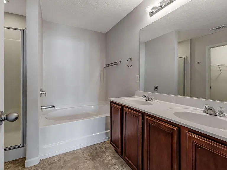 8103 Valley Oak Dr — Photo 8