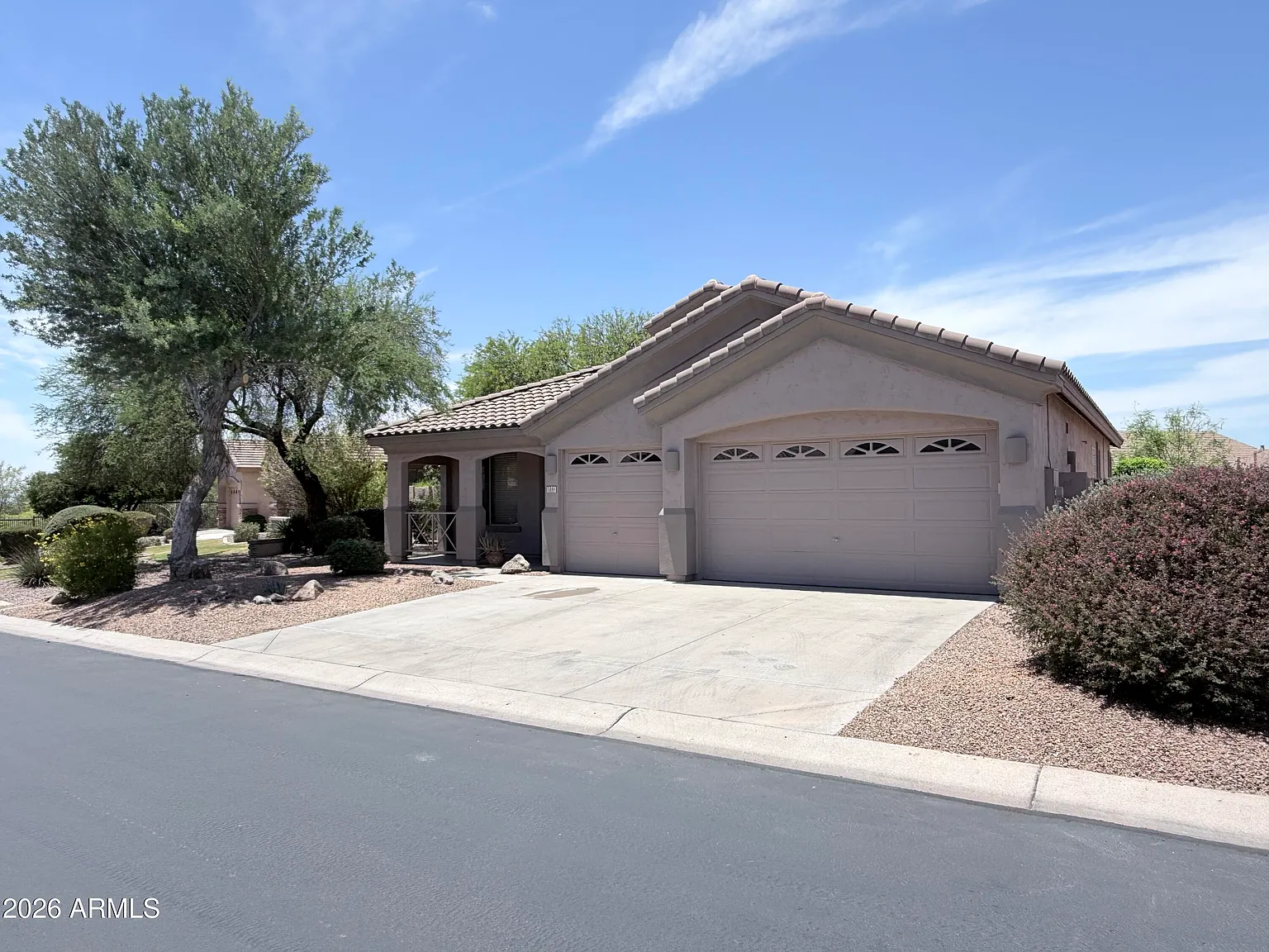 3 bed, 2.0 bath, 2276 sqft, $2,899 — Photo 2
