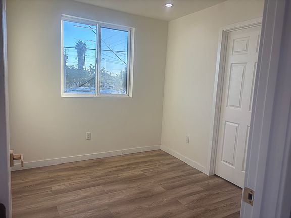 5th image of 10714 Stanford Ave #10714