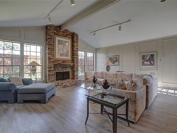 2nd image of 2811 Cambridgeshire Dr