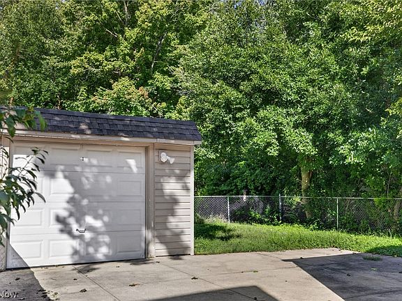 5th image of 1128 Irene Rd