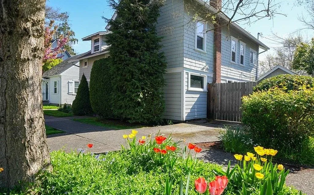 4 bed, 2391 sqft, $3,800 — Photo 2