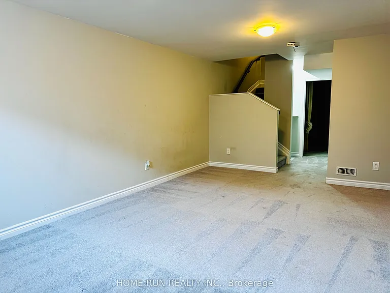 621 Lauraleaf Cres — Photo 24