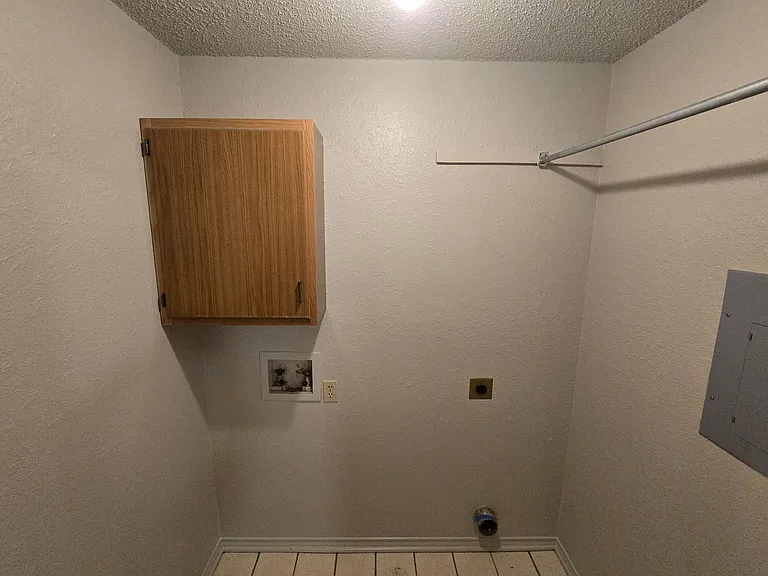 906 Meadow Cir N — Photo 10