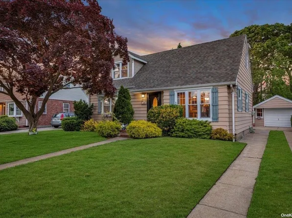 1056 Park Lane E, Franklin Square, NY 11010