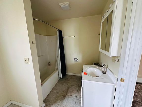 5th image of 210 Lexington St