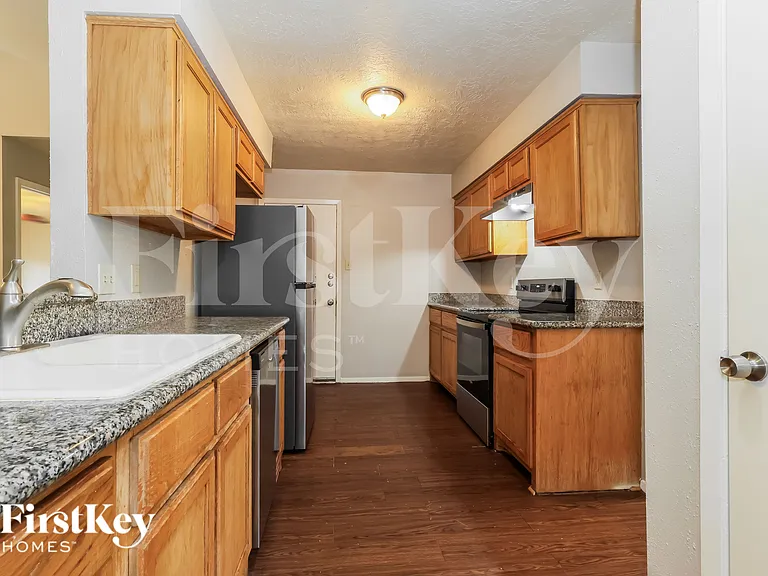 2118 Knollbrook Ln — Photo 9