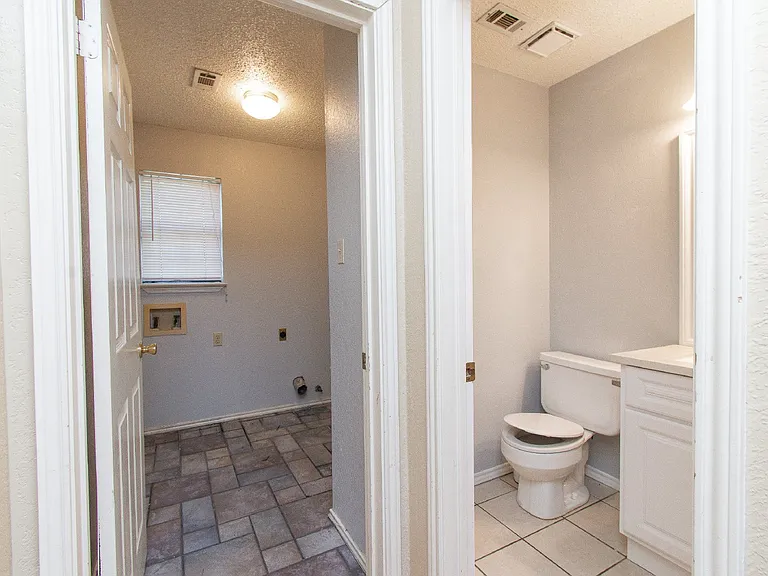 2304 Iowa Dr — Photo 9