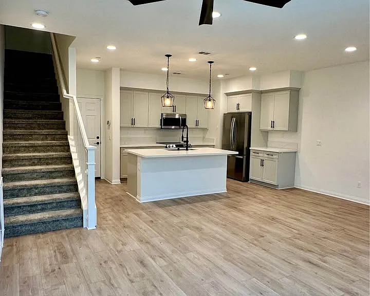 10761 Graphite St — Photo 2