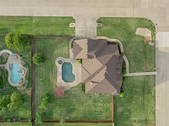 2nd image of 111 Red Oak Dr