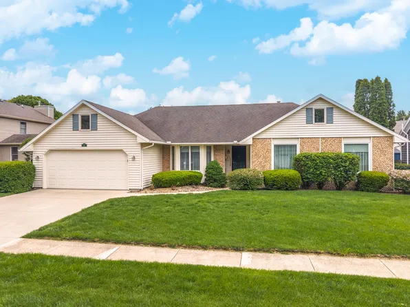 5 Downing Cir, Bloomington, IL 61704
