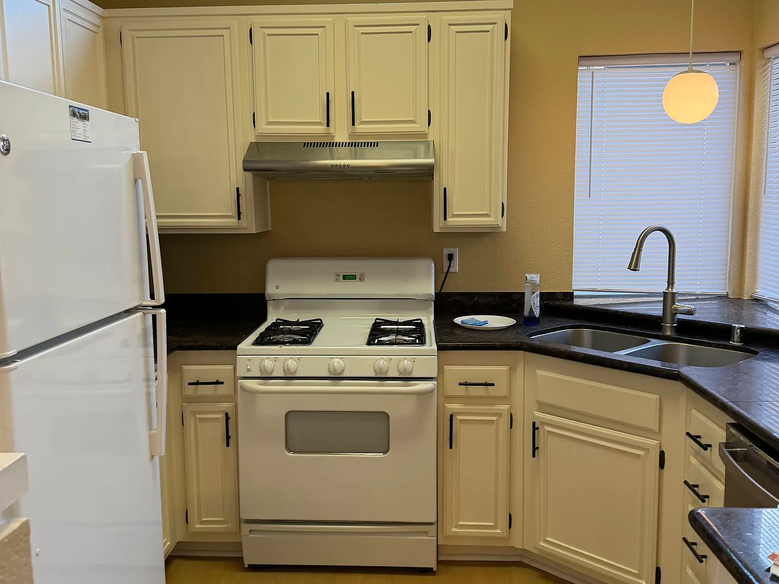2 bed, 970 sqft, $3,250 — Photo 3