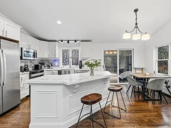 1 Pine Grove Ln, Dartmouth, MA 02747