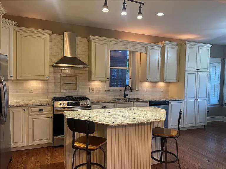 5751 De Giverville Ave — Photo 8