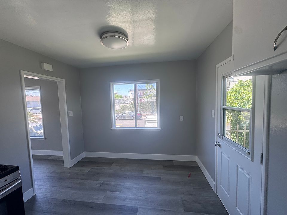 DINING ROOM
BACK DOOR
