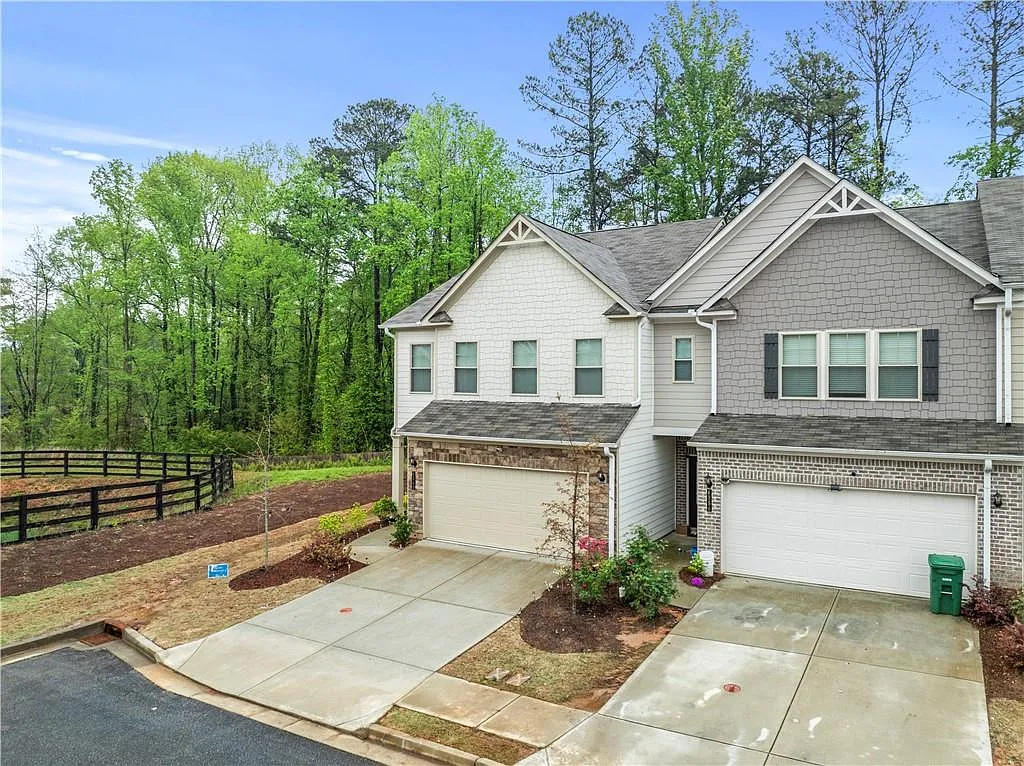3 bed, 2.5 bath, 2184 sqft, $2,800 — Photo 2