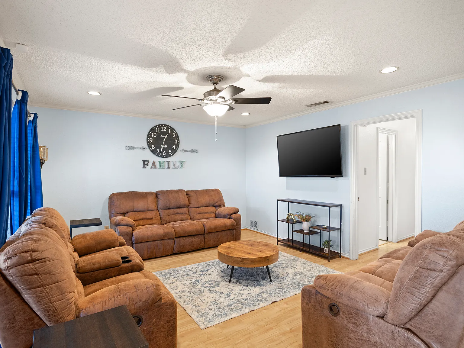 5 bed, 2667 sqft, $8,950 — Photo 3