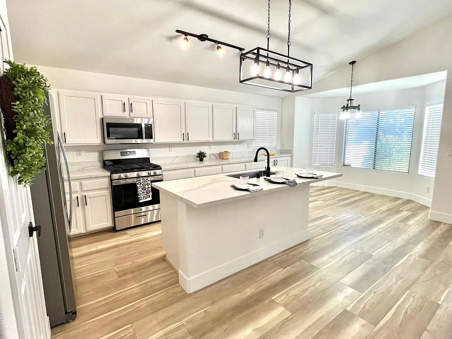 5 bed, 2911 sqft, $3,200 — Photo 3