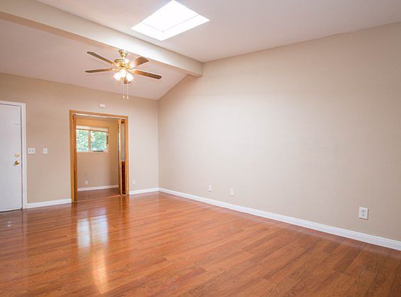 3rd image of 27552 Walnut Springs Ave