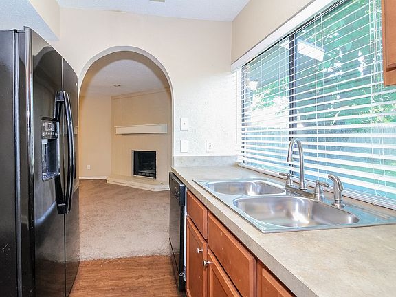 5th image of 1114 Whiteoak Dr