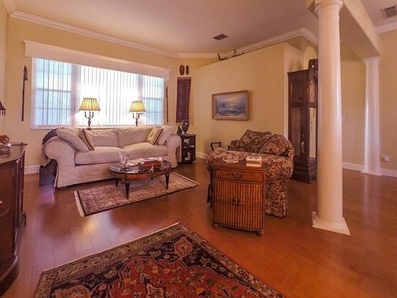 3rd image of 303 Palmway Ln