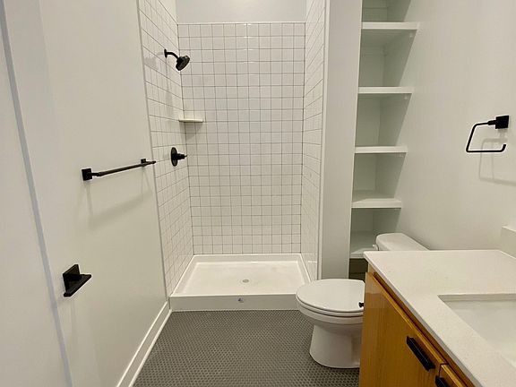 2nd image of 1523 Oak St #202