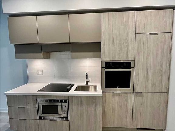 3rd image of 39 Roehampton Ave #308