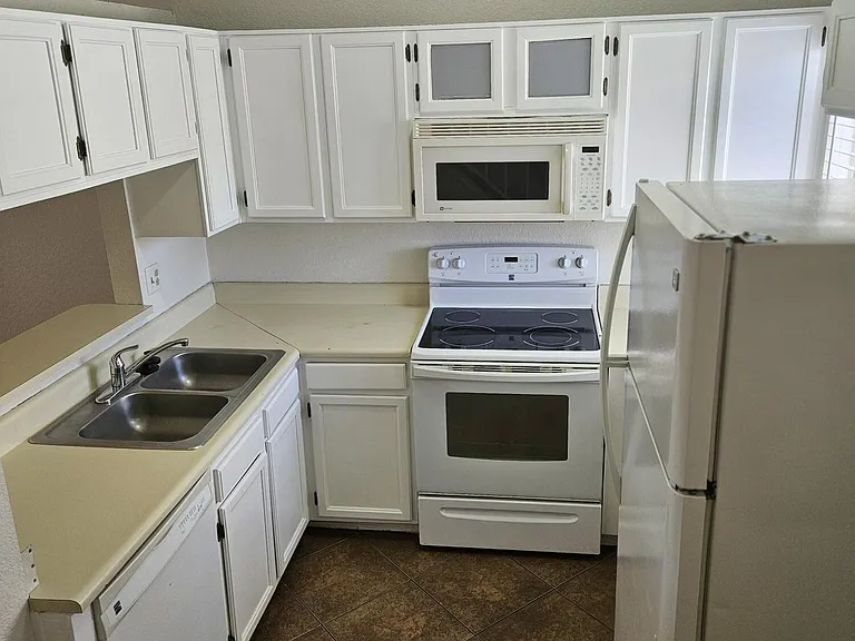 1600 N Saba St #163 — Photo 6