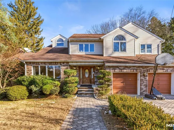 65 Robinhood Ave, Closter, NJ 07624