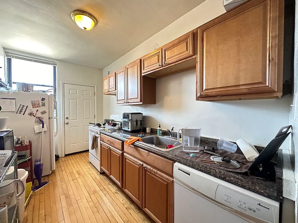 Resplendent 2 Bed, 1 Bath at Roscoe + Halsted (Lakeview) — Photo 3
