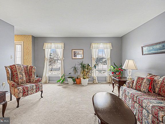 3rd image of 107 Summer House Ln