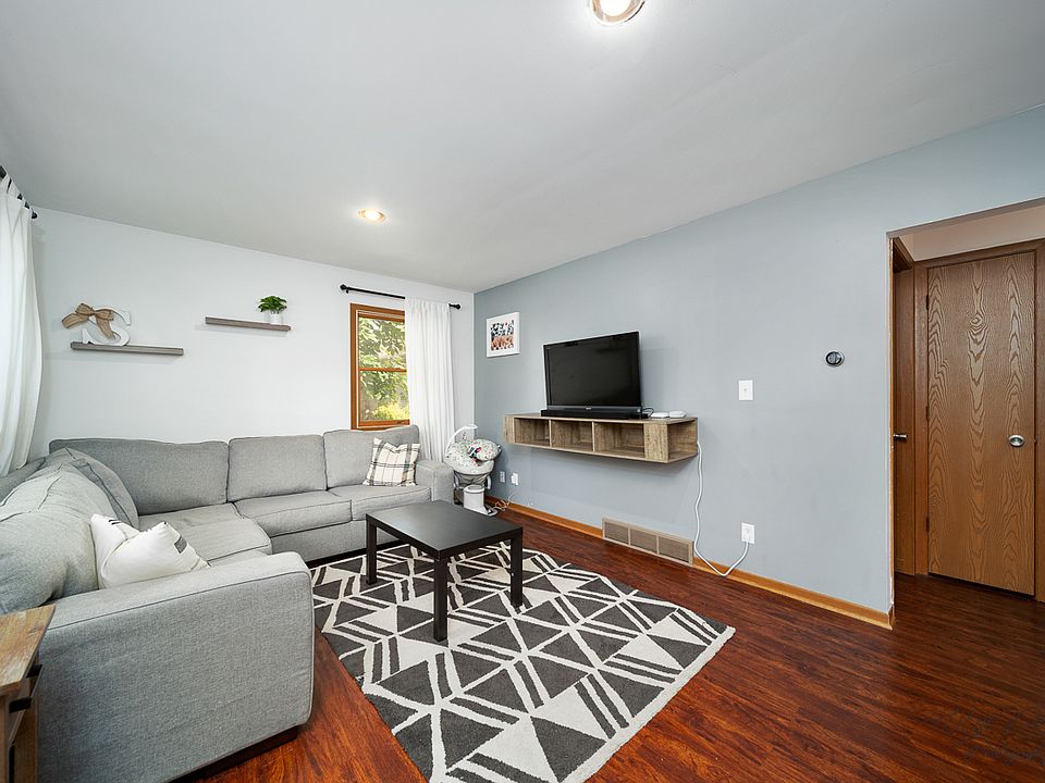 526 Jackson St, Genoa, IL 60135 Zillow