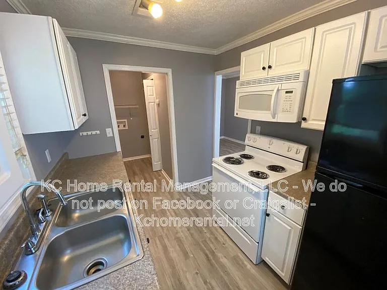 704 NE 45th Ter — Photo 3