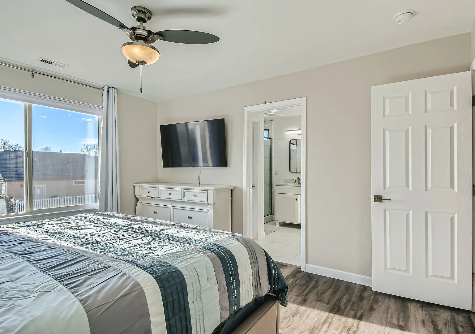 Lovely 3 BDR/3BA Home - 20 Minutes to Denver — Photo 3