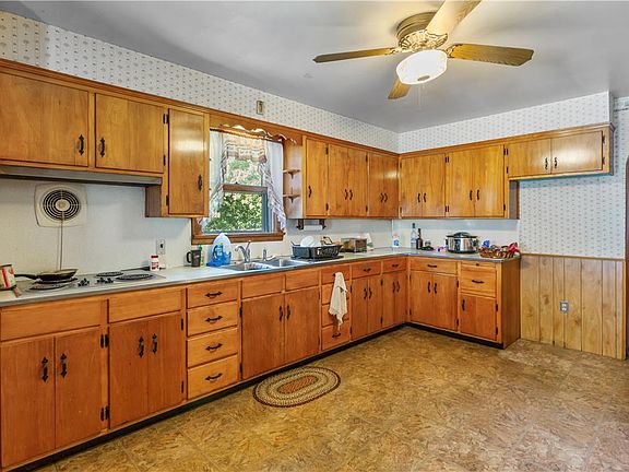3rd image of 479 Cherry Hill Rd