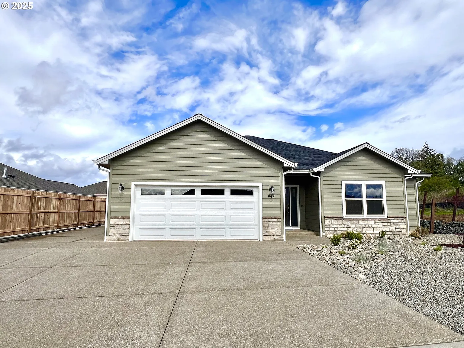 947 Medina Ave photo 1