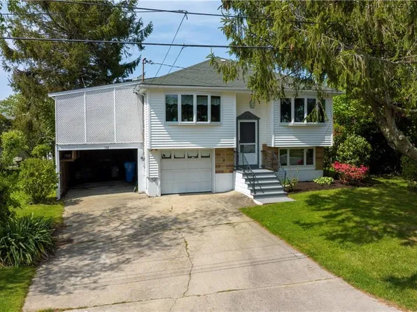 152 S Seascape Ave, Middletown, RI 02842