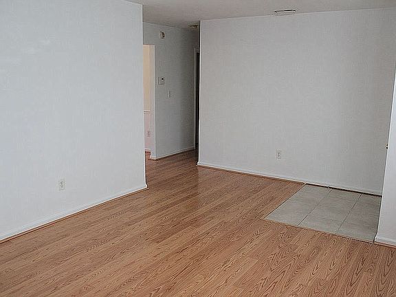 4th image of 1086 Bland St