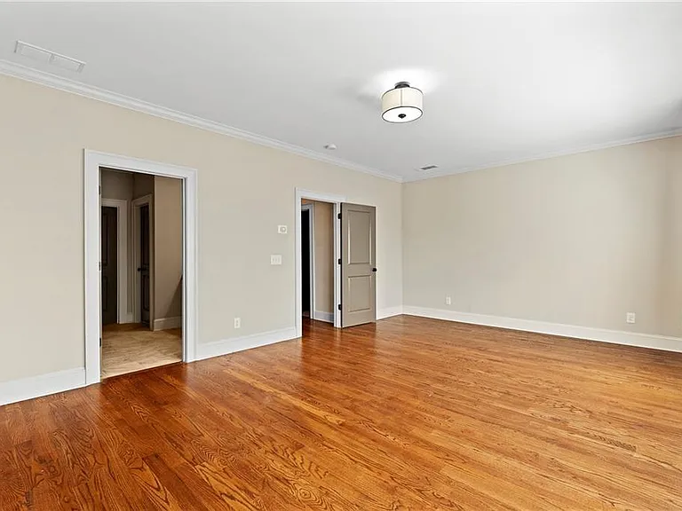 81 College St — Photo 20