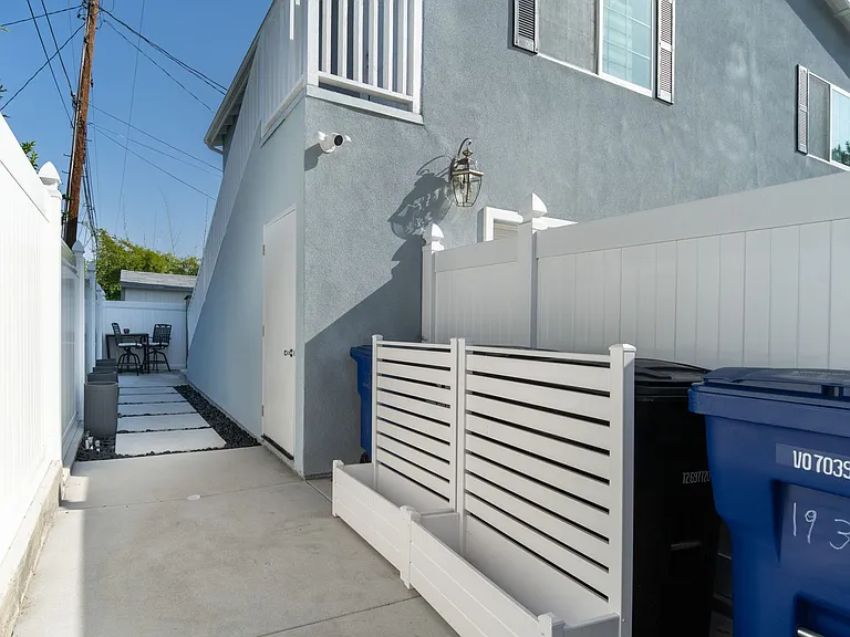 1668 Belford Ave — Photo 2